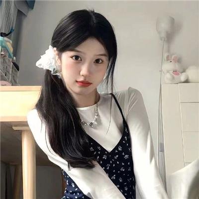 戴流苏耳环的少女